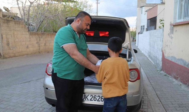 Her gün yetim ailelere iftarlık götürüyor