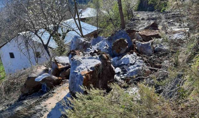 Heyelanda kayaların kapattığı köy yolu ulaşıma açıldı