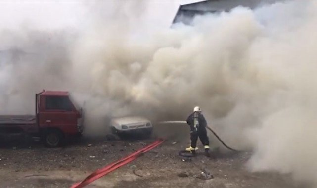 Hurda otomobiller alev alev yandı