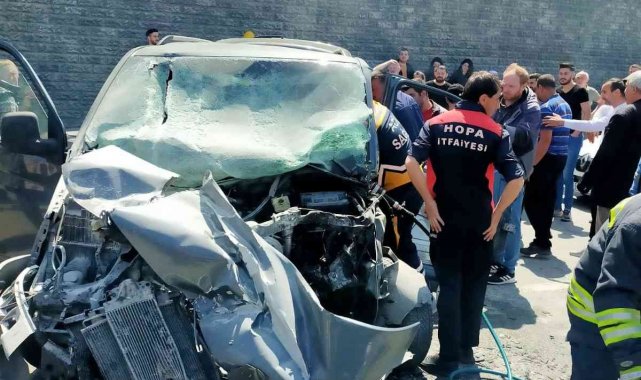 Hurdaya dönen araç içinde sıkışan sürücüyü ekipler kurtardı