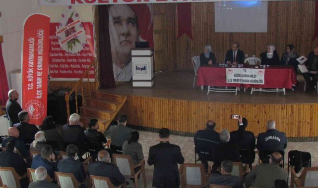 Hüyük'te çilek üreticilerine pestisitle mücadele anlatıldı