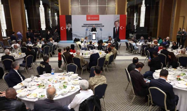 İçişleri Bakanı Soylu, Diyarbakır'da evlat nöbetindeki ailelerle iftarda bir araya geldi