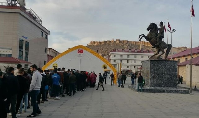 İftar çadırında ilk iftar heyecanı