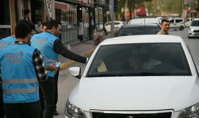 İftar saatinde yolda kalan vatandaşlara iftarlık kumanya dağıtıldı