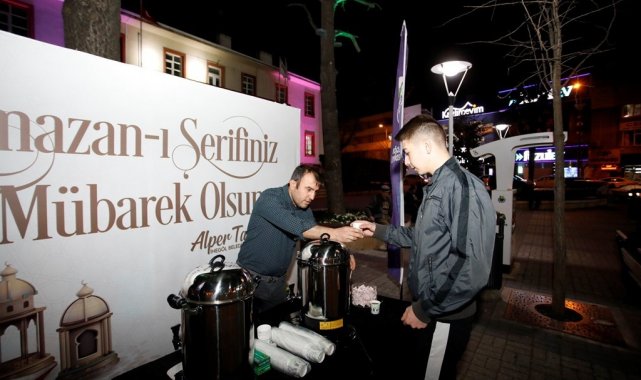 İftar sonrası çaylar İnegöl Belediyesinden