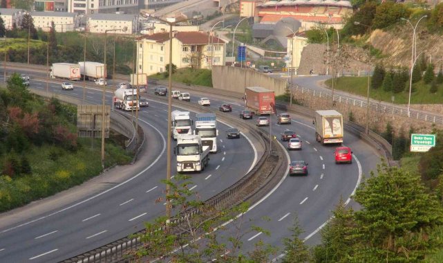İftar sonrası sürücüler yola çıktı, TEM Otoyolu Kocaeli geçişinde yoğunluk başladı
