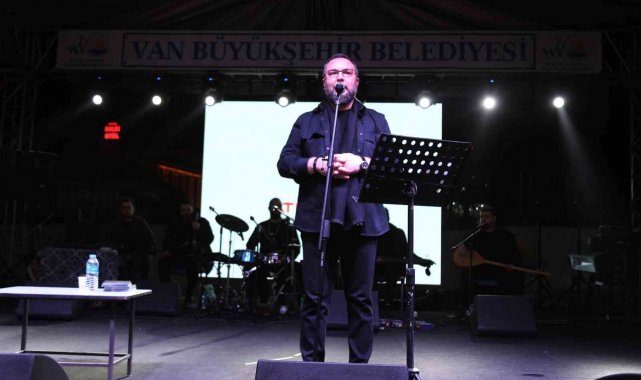İlahi sanatçısı Mustafa Cihat Vanlılarla buluştu