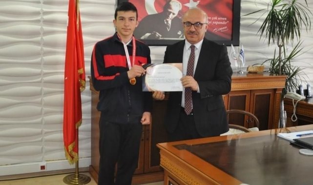 İlçe Milli Eğitim Müdürü Demir başarılı öğrencileri kabul etti