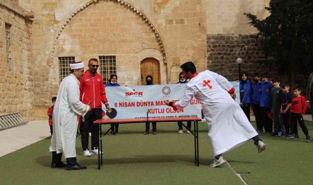 İmam ile Hristiyan ilahi korosu öğrencisinin oynadığı masa tenisinde 'hoşgörü' kazandı