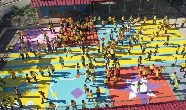 İmamoğlu&#039;nda okullardaki oyun alanları rengarenk