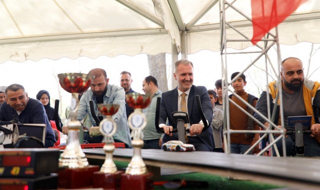 İnegöl'de 23 Nisan Çocuk Şenliği renkli görüntülere sahne oldu