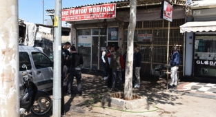 İş yeri önüne bırakılan valizden esrar çıktı