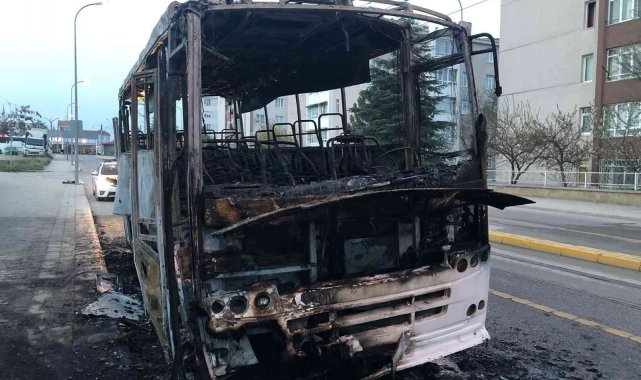 İşçi taşıyan seyir halindeki minibüs alev alev yandı