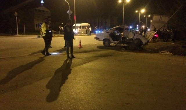 Işık ihlali yapan kamyon otomobili hurdaya çevirdi