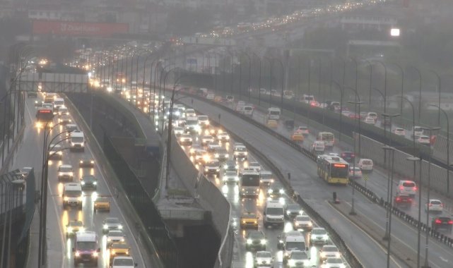 İstanbul güne yağmurla uyandı, trafik yüzde 51'e ulaştı
