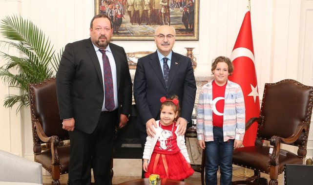 İzmir depreminin simgesi Ayda'dan Vali Köşger'e ziyaret