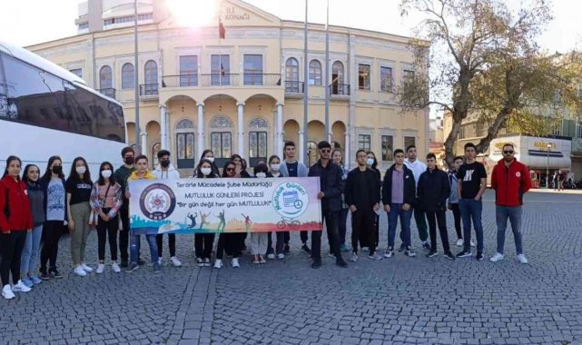 İzmir TEM Şube, öğrencilere tarihi yerleri gezdiriyor