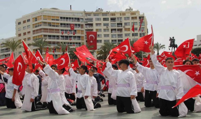 İzmir'de 23 Nisan coşkuyla kutlandı