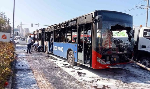 İzmir'de belediye otobüsü alevlere teslim oldu
