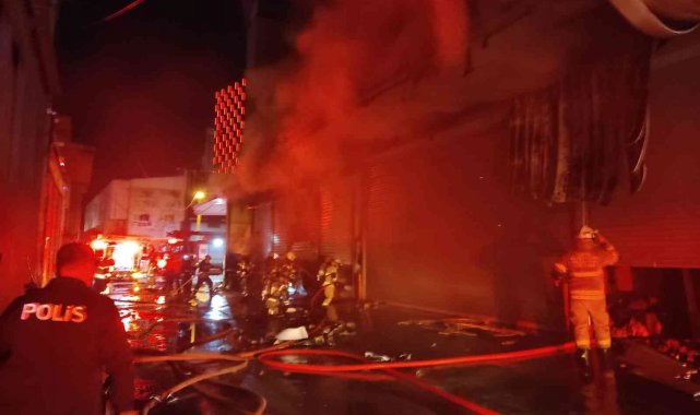 İzmir&#039;de Gıda Çarşısında yangın paniği: 3 iş yerinde hasar meydana geldi