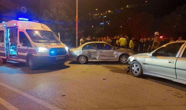 İzmir'de iki otomobil çarpıştı: 2'si çocuk 6 yaralı