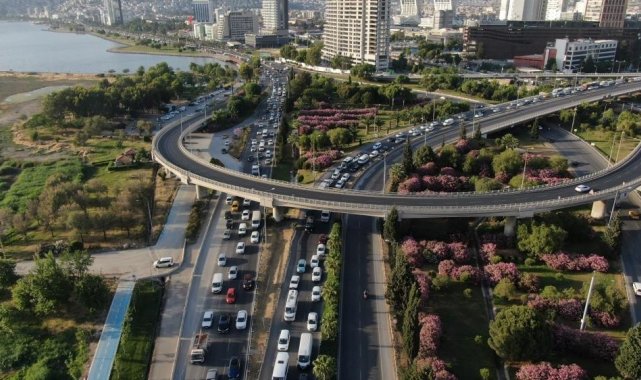İzmir&#039;de trafiğe kayıtlı araç sayısı arttı