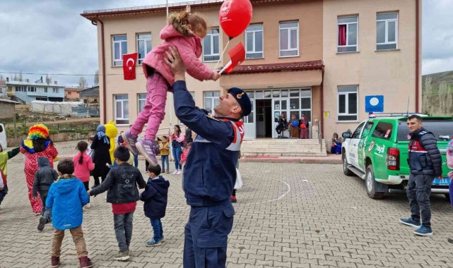 Jandarma ekipleri 23 Nisanda çocukları sevindirdi