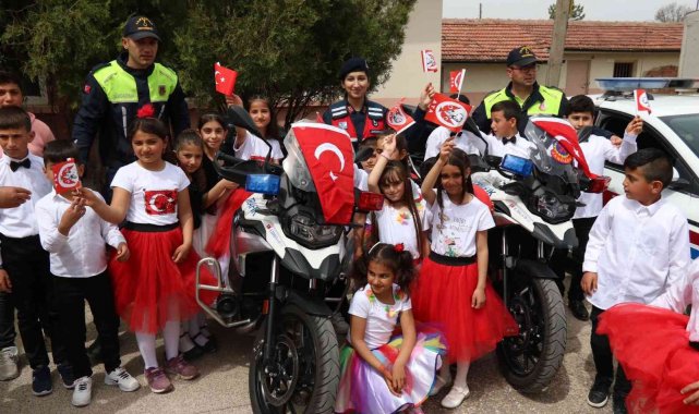 Jandarma ekipleri ilkokul öğrencilerinin bayramını kutladı