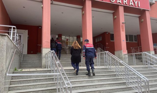 Jandarma ekiplerinin durdurduğu araçta bin 827 uyuşturucu ele geçirildi: 3 tutuklama