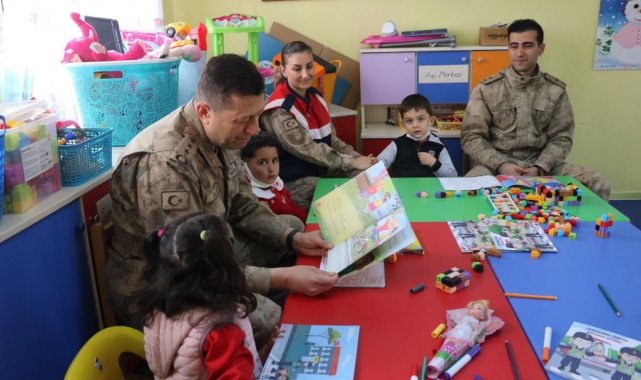Jandarma Komutanı Altın öğrencilere masal okudu