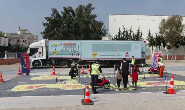 Jandarma mobil trafik eğitim tırı Mersin'de
