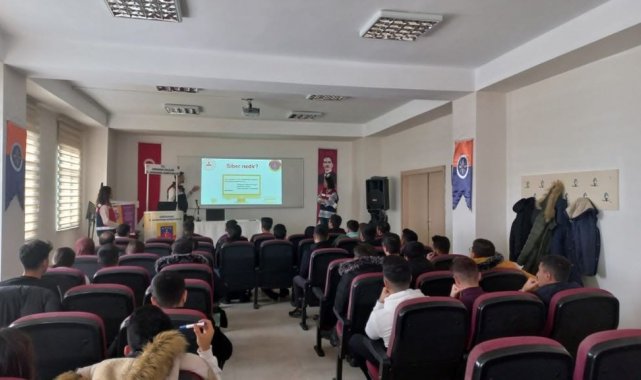 Jandarma, öğrenci ve öğretmenleri siber suçlara karşı bilgilendirdi