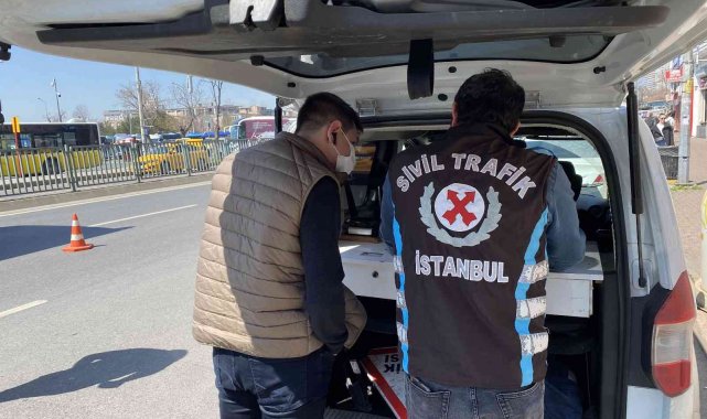 Kadıköy'de çalışma belgesi olmayan taksiciyi polis affetmedi