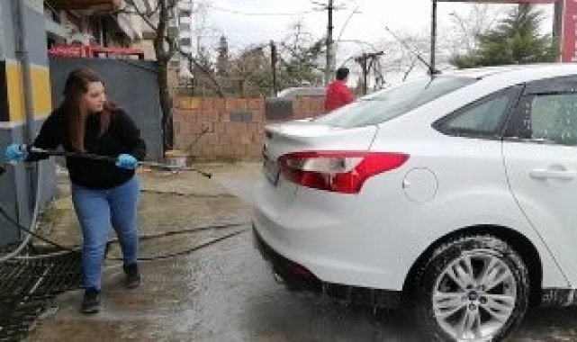 Kadın girişimciler seyyar satıcılığı bırakıp oto yıkama açtılar