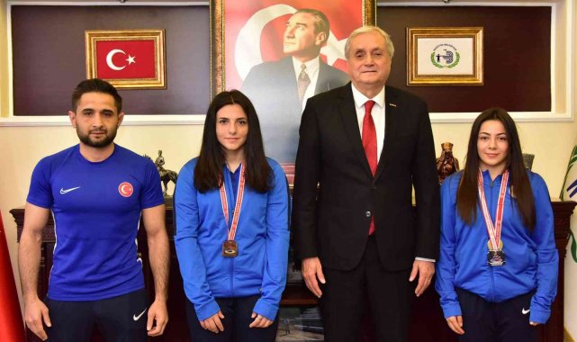 Kadın güreşçiler Başkan Bakkalcıoğlu'nu ziyaret etti