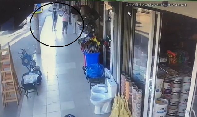 Kadın konuşurken telefonunu çaldı