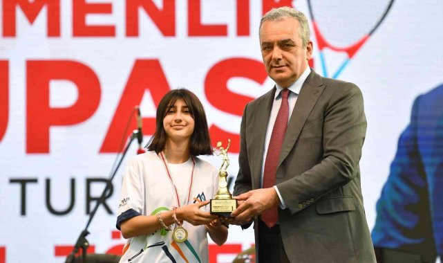 Kadın tenisçi rakip tanımadı