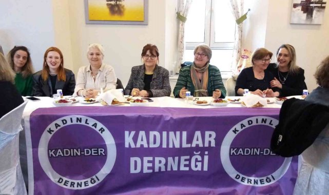 Kadınlar iftar yemeğinde bir aya geldi
