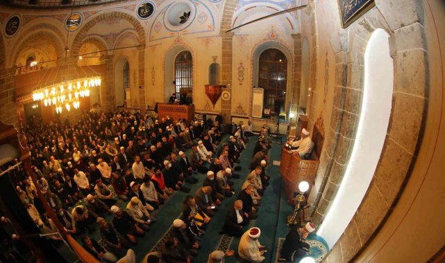 Kadir Gecesi'nde eller dua için semaya kalktı