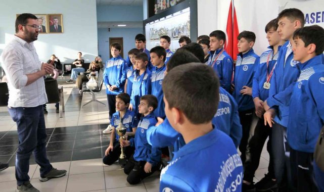 Kağıtspor güreşte Türkiye şampiyonu