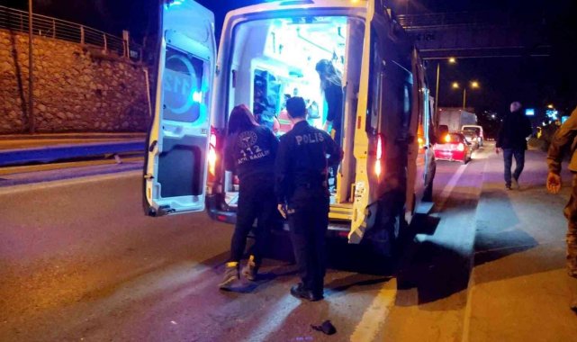 Kaldırıma çarpıp yola savrulan motosiklet sürücüsü yaralandı