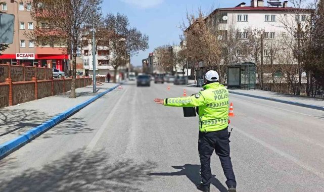 Kamera yok diye kırmızı ışıkta geçenler sivil ekibe yakalandı