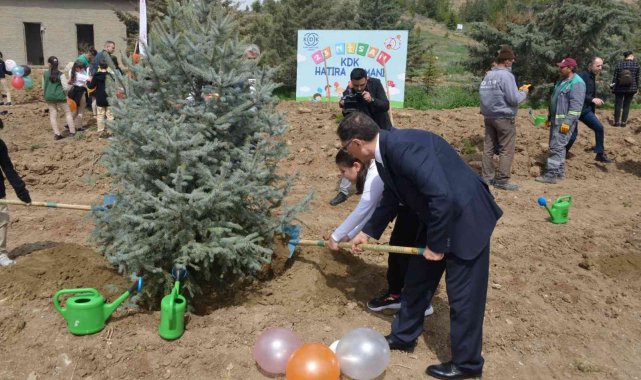 Kamu Başdenetçisi Malkoç, ilkokul öğrencileriyle bir araya gelerek ağaç dikti