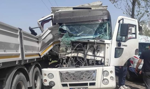 Kamyon park halindeki tırın dorsesine çarptı: 1 yaralı