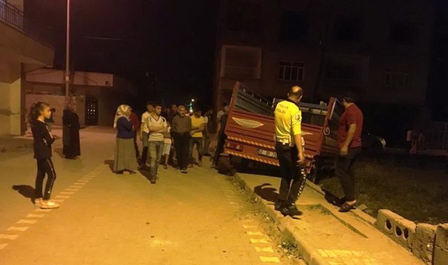 Kamyonet direğe çarptı: 3 yaralı