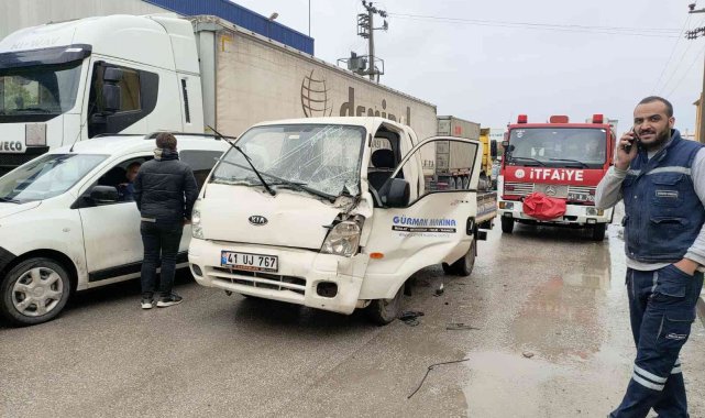 Kamyonet park halindeki tıra çarptı: 1 yaralı