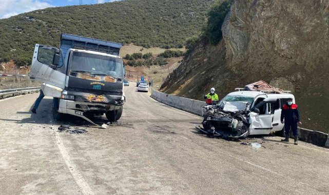 Kamyonla çarpışan aracın sürücüsü hayatını kaybetti