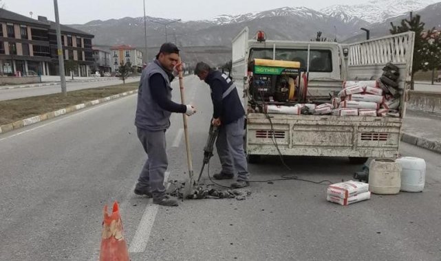 Kanalizasyon baca kapakları yenileniyor