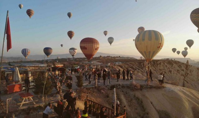 Kapadokya'da bir hafta aradan sonra tekrar havalanan görsel şölen oluşturdu