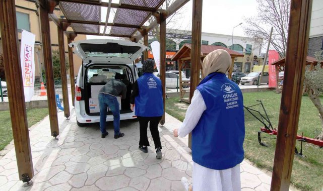 Kapı kapı gezen gönüllü tim yetim aile ve çocuklarına mutluluk dağıtıyor